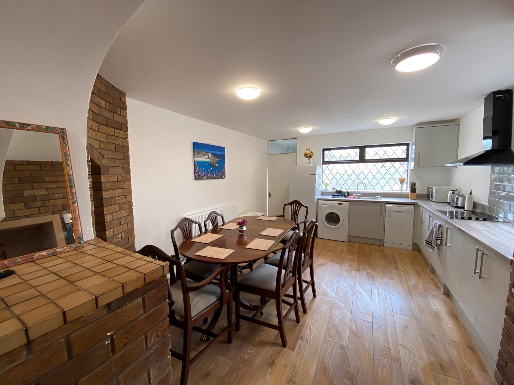 4-Bedroom Home - Perfect For Those Working In Bridgend - By Tailored Accommodation Kültér fotó